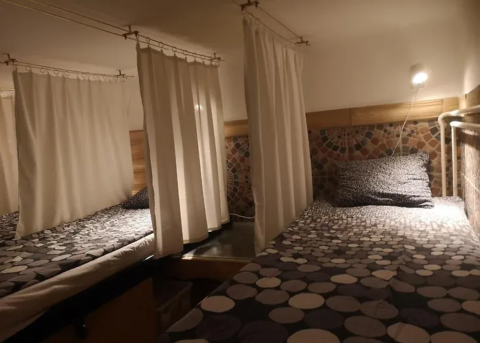 ロコモーティブ ホステル *